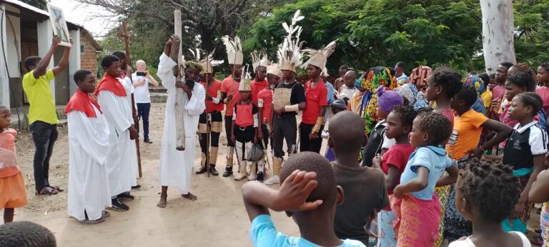 Ciclone “abre espaço” para celebração da Via Sacra: “Deus foi generoso conosco”, conta rondonense em missão no Moçambique