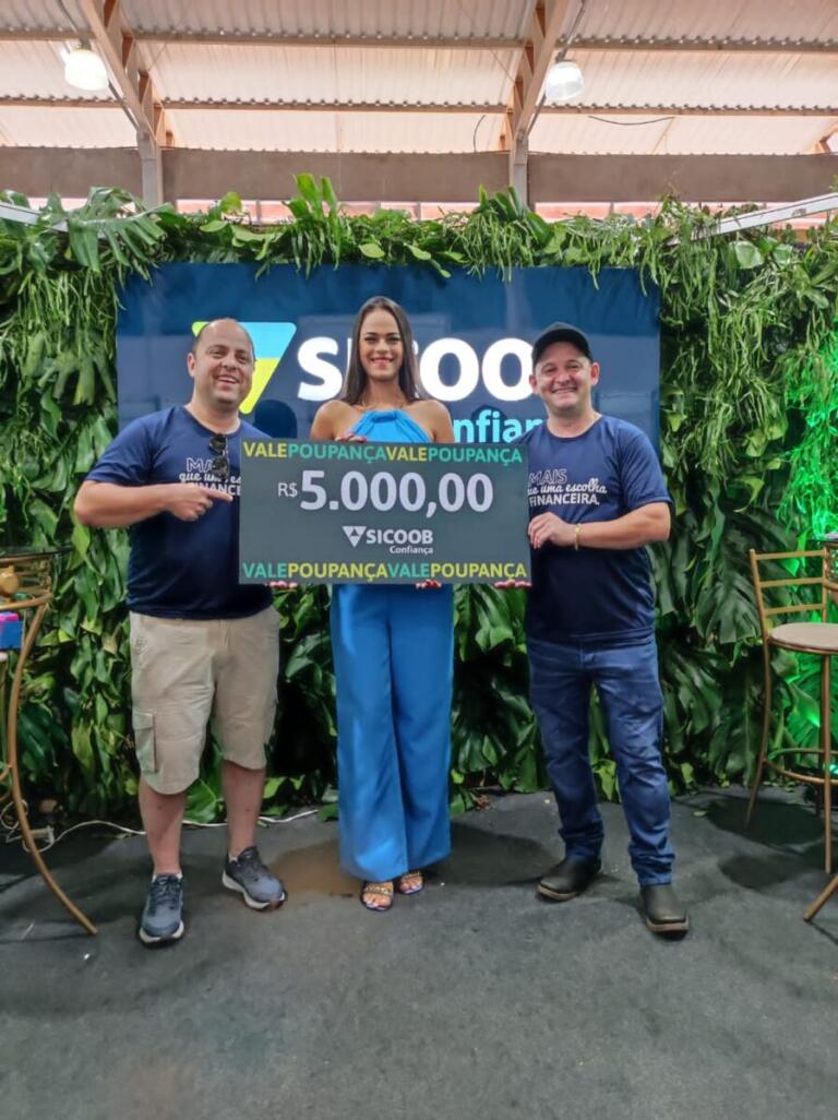 Sicoob Confiança entrega 13 vales-poupança para cooperados