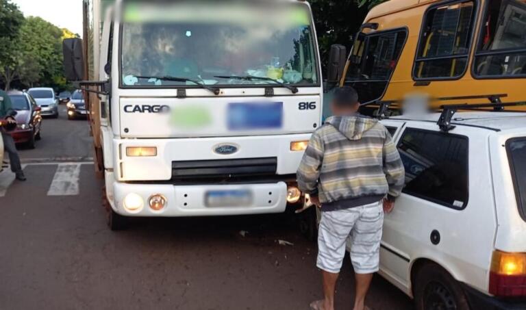 Acidente envolvendo caminhão, carro e ônibus é registrado em frente de escola rondonense