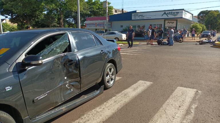 Acidente envolvendo moto e carro é registrado em rotatória no centro rondonense; veja vídeos
