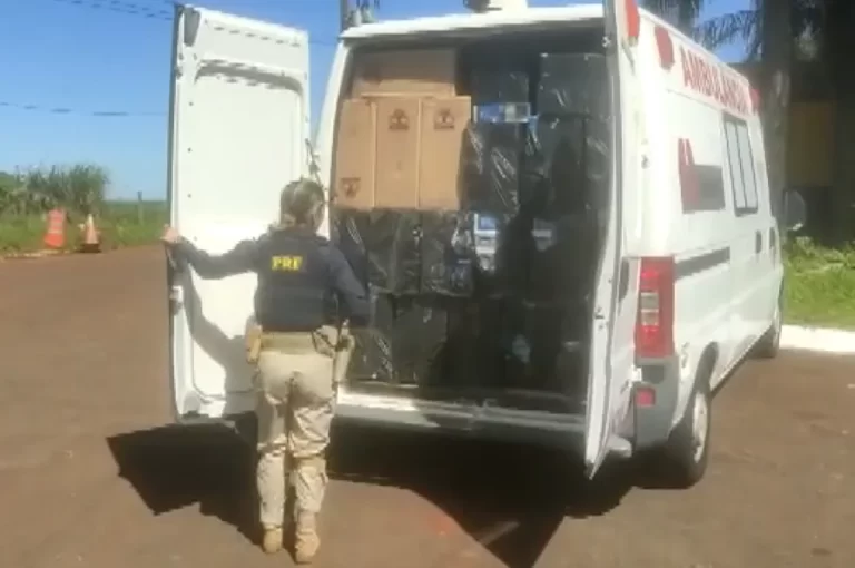 Motorista é preso após PRF encontrar 50 mil maços de cigarro contrabandeado dentro de falsa ambulância