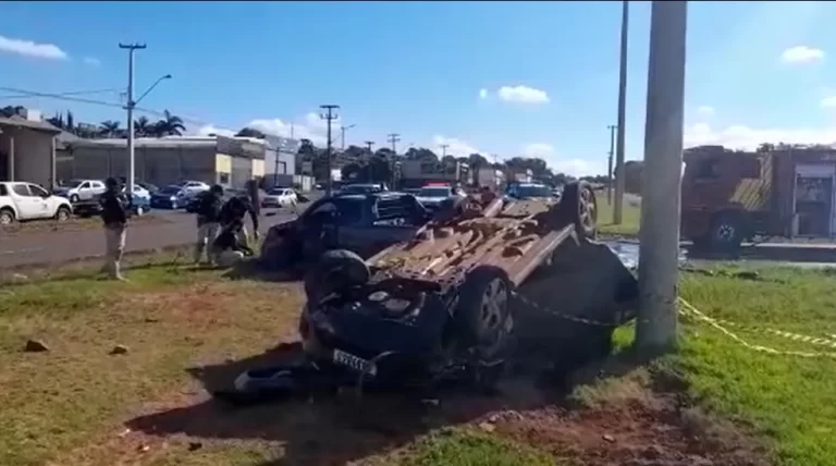 Motorista cruza rodovia e acerta carro em São Miguel do Iguaçu; três pessoas ficaram feridas