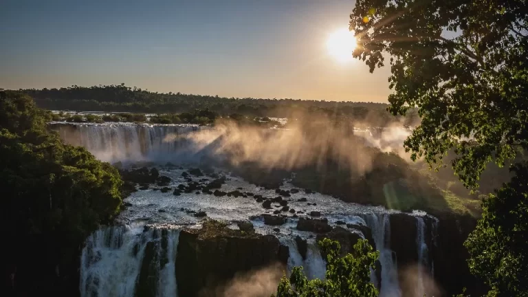 Cataratas do Iguaçu está com vazão em dez milhões de litros por segundo