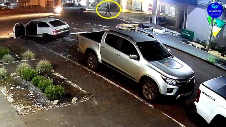 Arma falha e condutor sai ileso ao passar em frente ao Sicoob durante ação de bandidos; agência ficou destruída