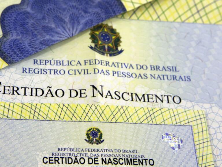 Segue para sanção projeto que determina a comunicação de crianças registradas sem o nome do pai