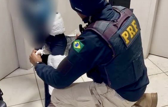 PRF prende duas mulheres com drogas e celulares escondidos junto ao corpo