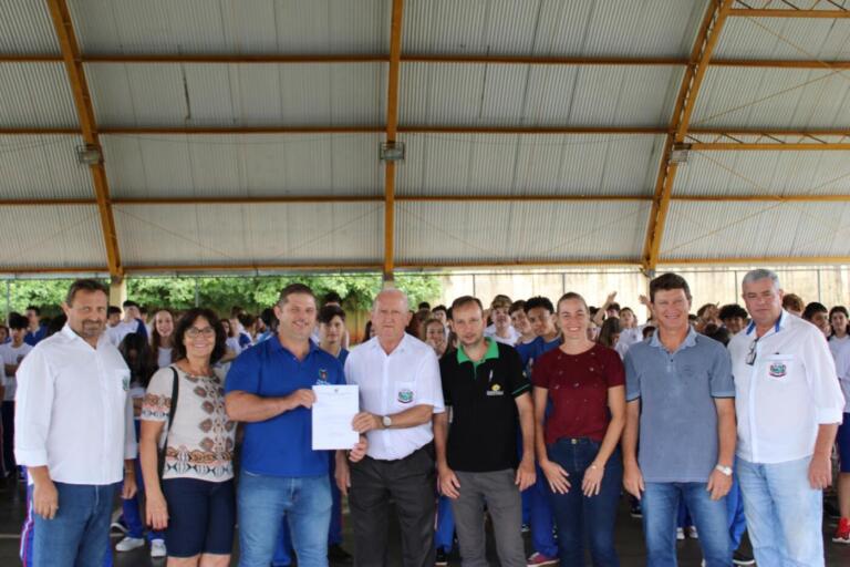 Colégio de Entre Rios do Oeste recebe R$ 100 mil de programa estadual