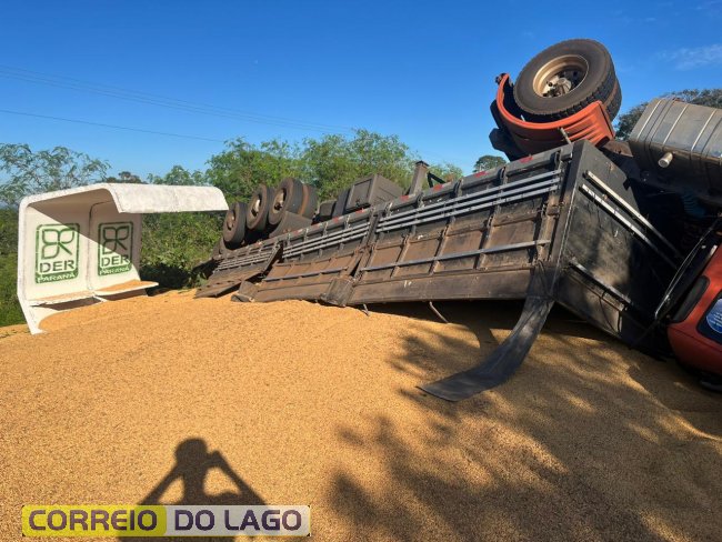 Caminhão tomba em rodovia da região; pista segue interditada