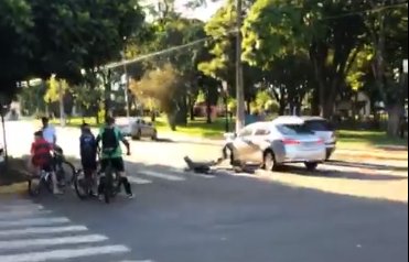 Carro tomba em acidente registrado no centro de Marechal Rondon