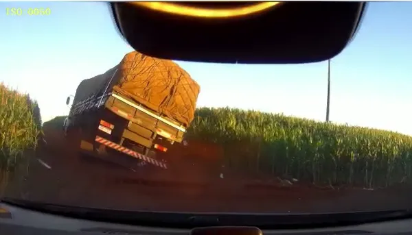 Caminhão carregado com contrabando quase tomba durante perseguição da PRF na região; veja o vídeo