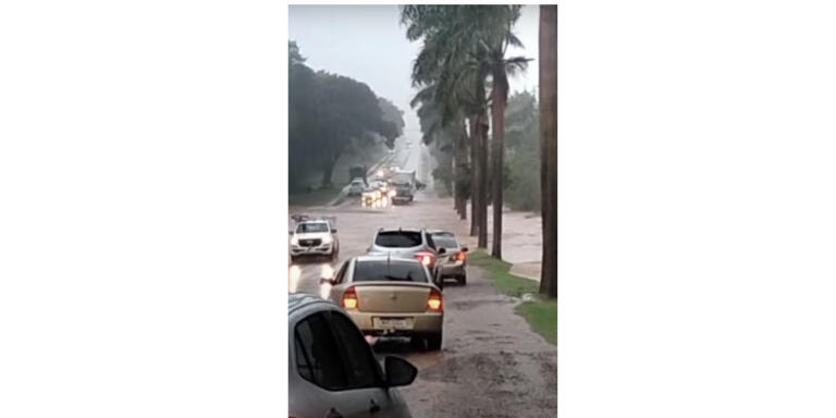 Santa Helena tem vários pontos de alagamentos; casas foram tomadas pela água e ruas cederam