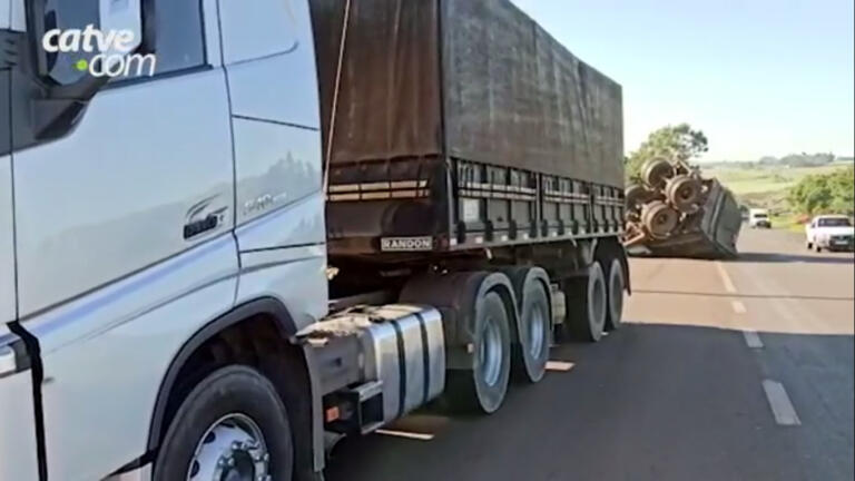 Reboque de caminhão capota na BR 467 em Toledo