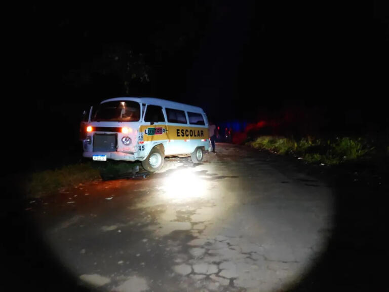 Duas crianças ficam feridas após acidente na BR-277 envolvendo Kombi do transporte escolar