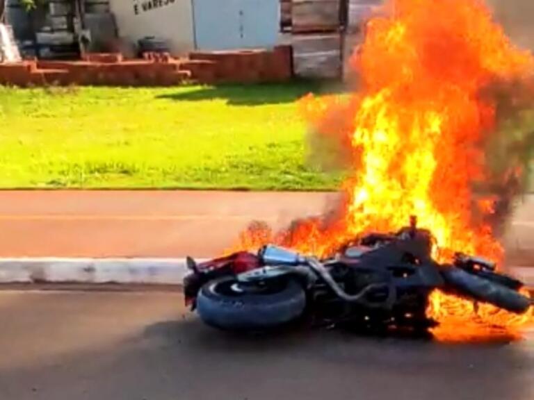 Moto pega fogo em acidente e homem fica em estado gravíssimo em Guaíra
