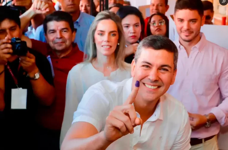Conheça o economista Santiago Peña, de 44 anos, o novo presidente do Paraguai