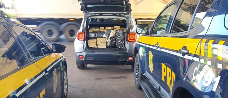 PRF apreende quase uma tonelada de drogas no Paraná