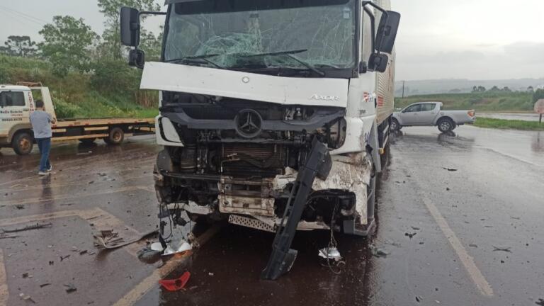 Carreta, guincho e carros se envolvem em acidente em Toledo