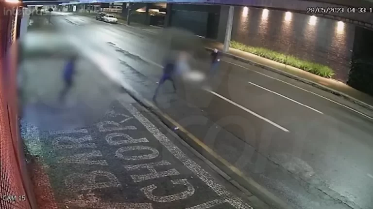 Vídeo mostra jovem sendo agredida e empurrada na rua antes de morrer atropelada