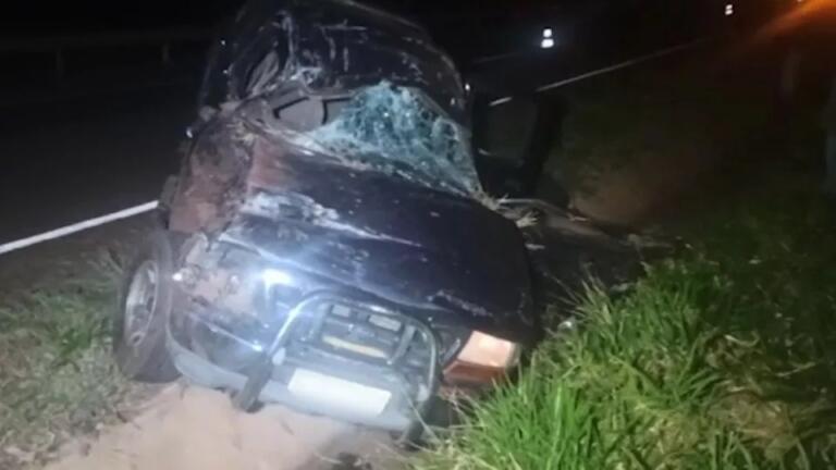 Pneu estoura e caminhonete capota na BR-163