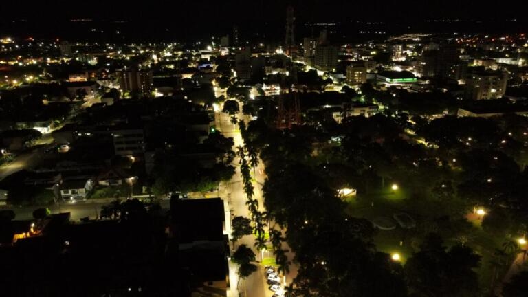Luminárias em LED são instaladas em trecho da Avenida Maripá