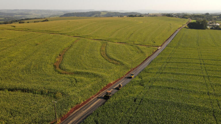 Trecho de estrada rural em São Roque é asfaltada