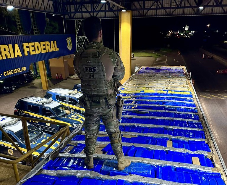 PRF apreende quase duas toneladas de maconha e oito pistolas em carreta frigorífica