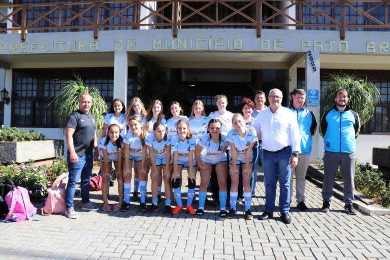 Futsal feminino sub-14 de Pato Bragado é campeão da fase regional dos Jogos Escolares