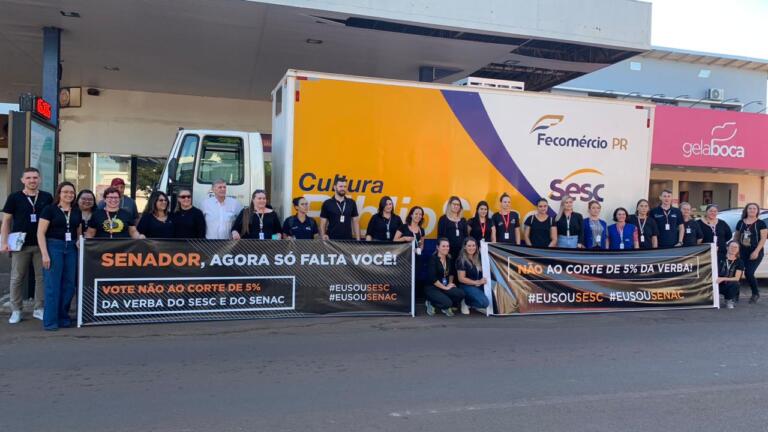 Colaboradores do Sesc e Senac promovem manifestação no centro de Marechal Rondon; veja fotos