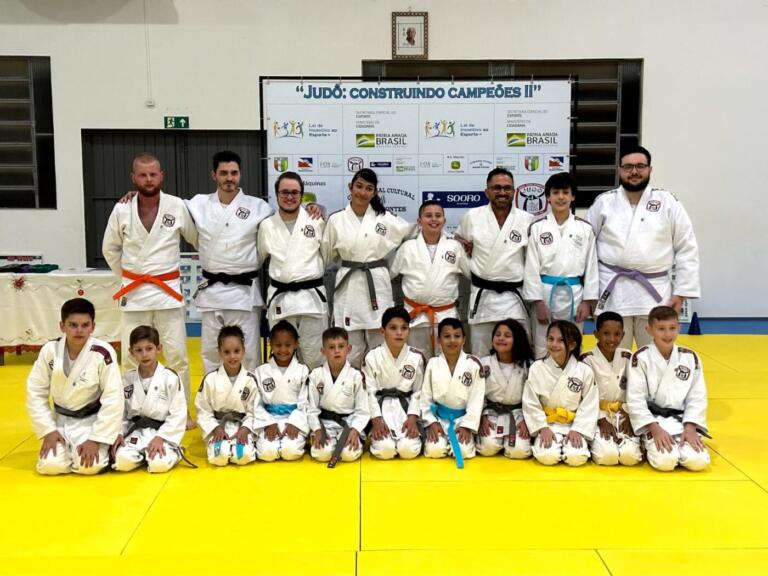 Judocas de Quatro Pontes recebem novas graduações