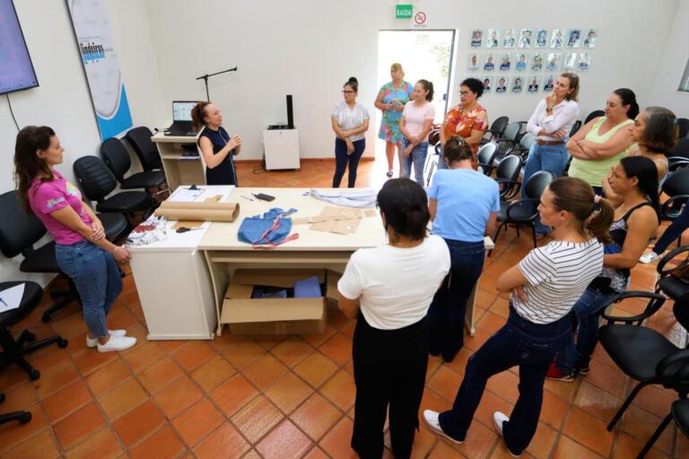 Projeto da Adetur e Lindeiros inicia confecção de 1 mil ecobags com costureiras da região