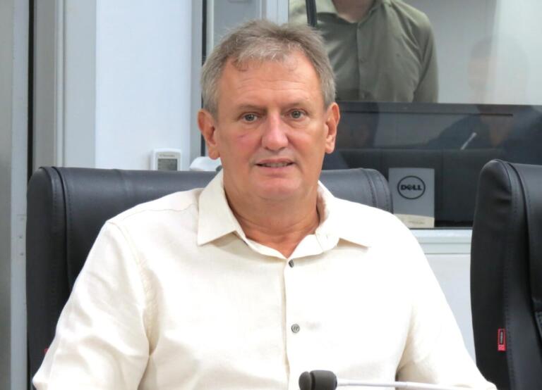 Carlinhos Silva solicita recursos estaduais para aquisição de camas hospitalares