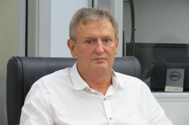 Carlinhos Silva propõe “tapa-buracos” em estrada rural da Linha Palmital