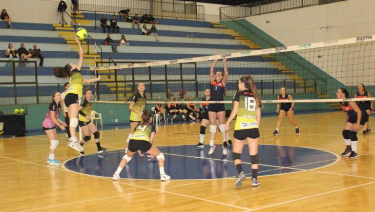 Novinhas do Vôlei estreiam com vitória no Municipal; Aposentadas lideram