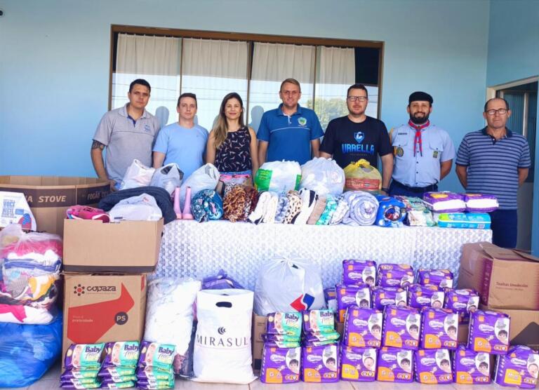 Igreja Cristo É Vida e Escoteiros Harpia repassam doações da Campanha do Agasalho