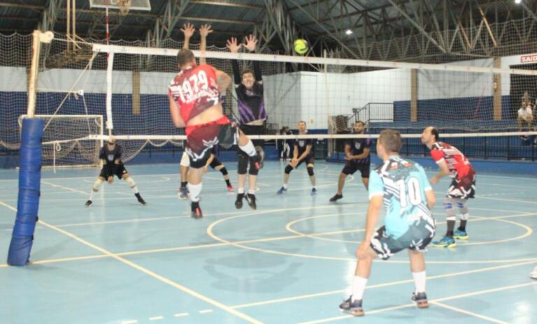 Duck Quakes e Uninter vencem na 5ª rodada do Municipal de Voleibol