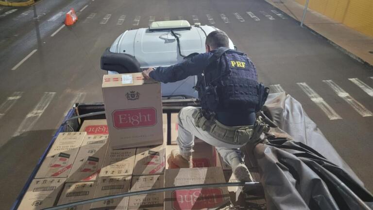 PRF apreende carreta de cigarros contrabandeados e prende duas pessoas em Guaíra