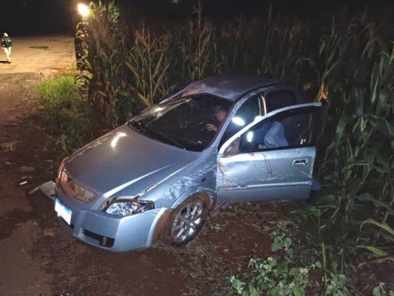 Carro fica destruído após capotamento na BR-163
