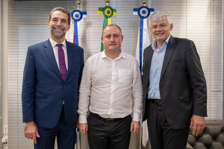 Presidente dos Lindeiros destaca infraestrutura regional em reunião com diretor-geral de Itaipu