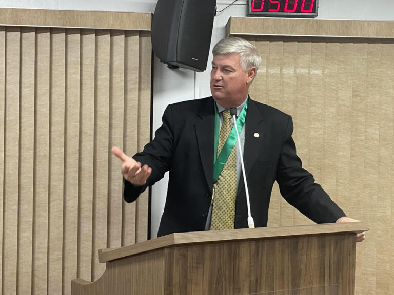 Professor Edilson Hobold é homenageado com Medalha de Honra ao Mérito