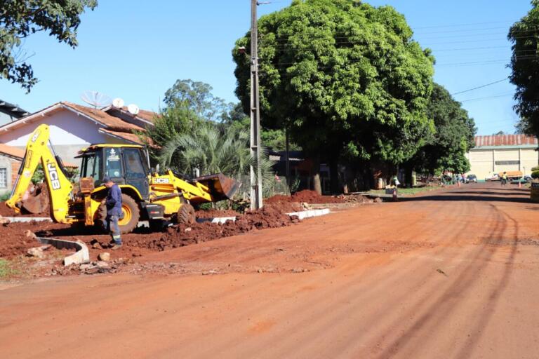 Equipe prepara trecho da Rua Bahia para asfaltamento em Marechal Rondon