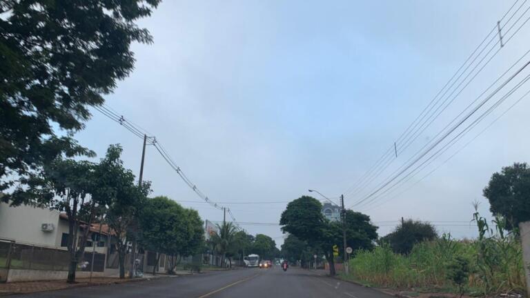 Semana começa com tempo nublado, mas sol deve aparecer; chuva retorna amanhã
