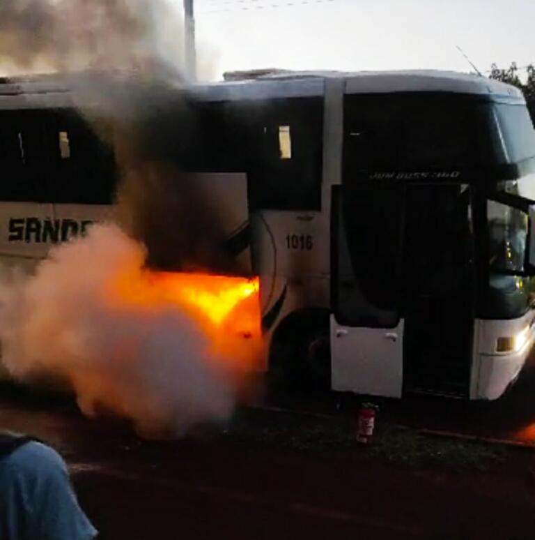 Princípio de incêndio é registrado em ônibus perto do Supermercado Copagril 2