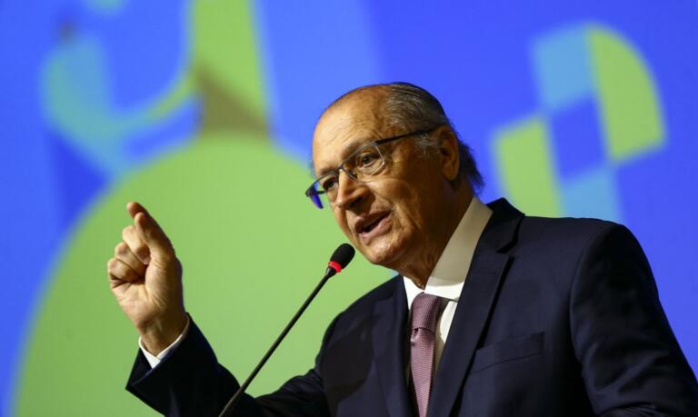 Brasil ficou caro antes de ficar rico, diz Alckmin
