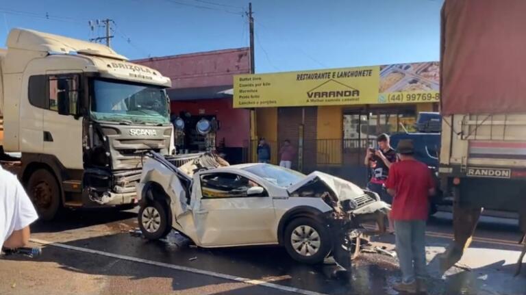 Carro é esmagado entre caminhões em acidente em Guaíra