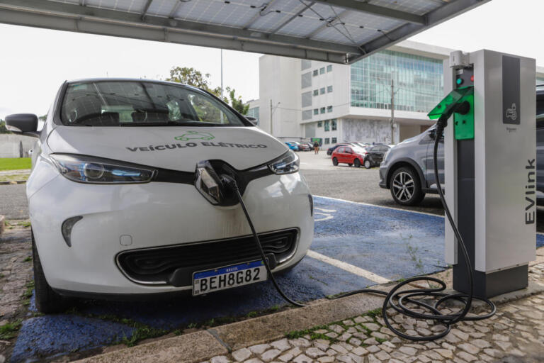 Governo cria núcleo de pesquisa para impulsionar eletromobilidadade e inovação
