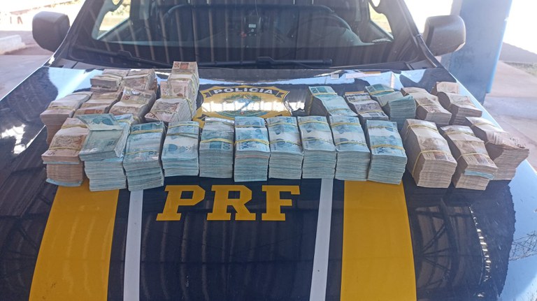 PRF apreende R$ 719 mil em espécie em Mercedes
