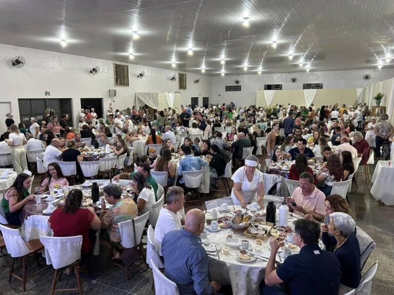 Centenas de pessoas prestigiam primeira noite do Café Colonial em Mercedes