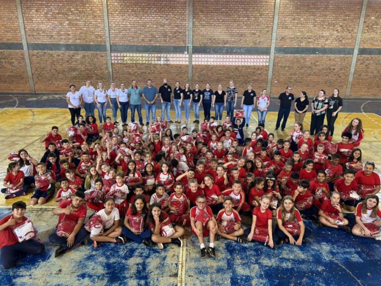 <strong>Pela primeira vez, alunos de Mercedes recebem uniforme escolar gratuito</strong>