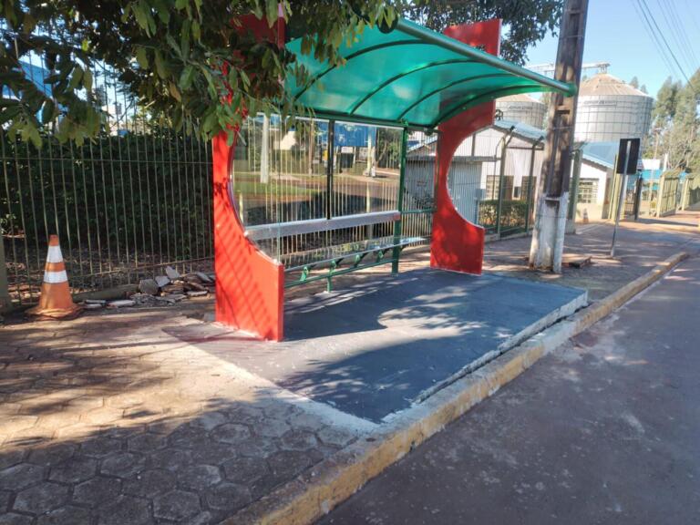 Mobilidade instala três novos pontos de ônibus em Marechal Rondon