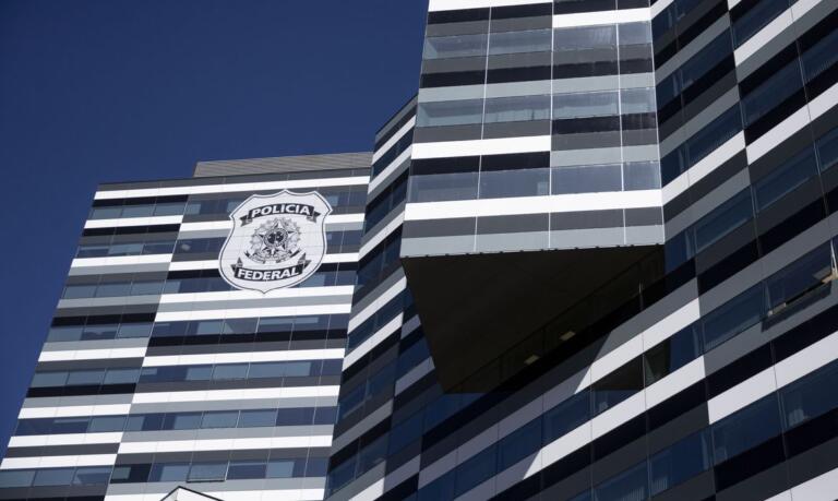 PF faz buscas na casa de Bolsonaro e prende ex-ajudante Mauro Cid em operação contra dados falsos de vacina